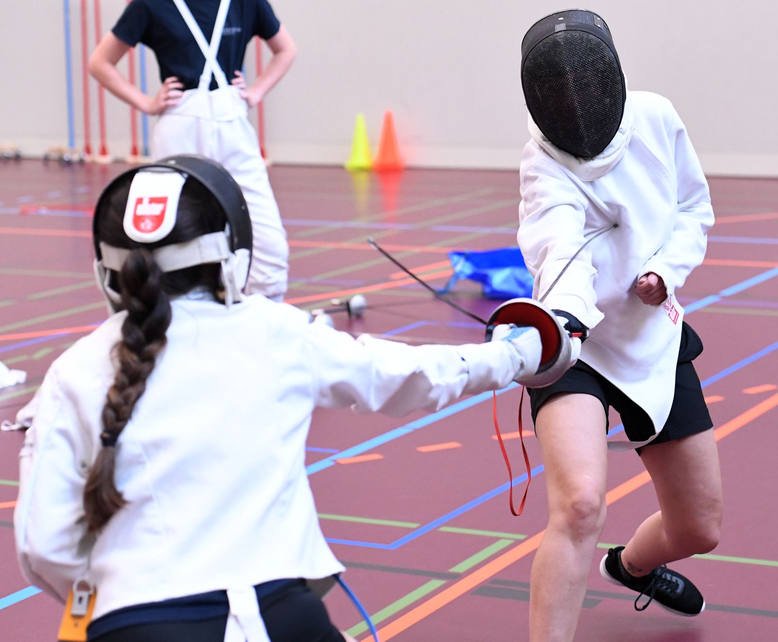 Teilnehmende beim Ausprobieren von Fechten